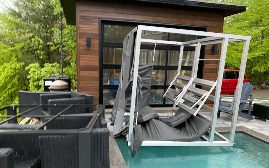 Meubles déplacés et dégâts d'après tornade